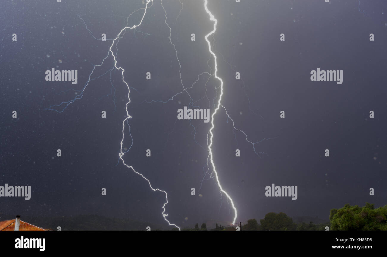 Incredibile colpo di fulmine.le gocce di pioggia sulla lente dà il senso come si erano lì.il fulmine colpisce una linea di potenza 50 metri dalla fotocamera Foto Stock