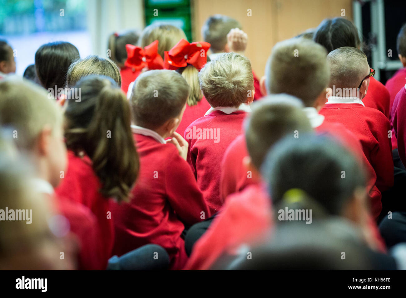 I bambini non identificabili in un primario gruppo scolastico Foto Stock