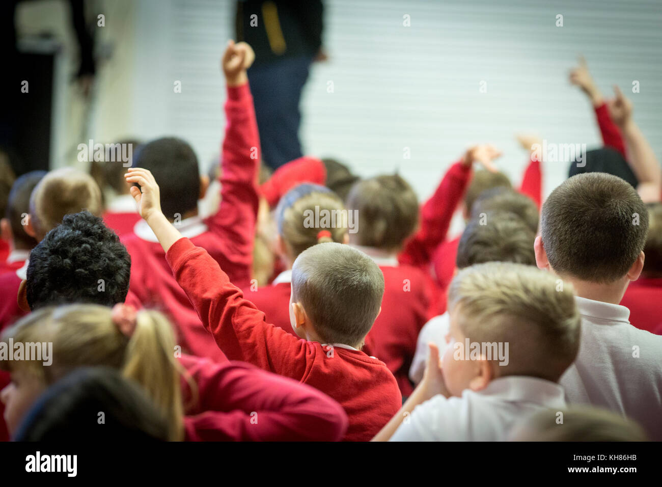 I bambini non identificabili in un primario gruppo scolastico Foto Stock