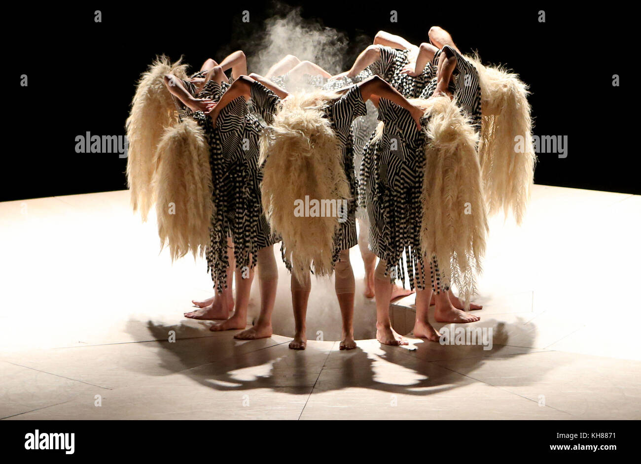 I ballerini, che eseguono una sezione della loro routine con i loro volti completamente coperti da parrucche, sul palco durante una prova tecnica aperta per la produzione di Scottish Dance Theatre YAMA (montagna in giapponese) a Dundee Rep in Tay Square, Dundee. Foto Stock