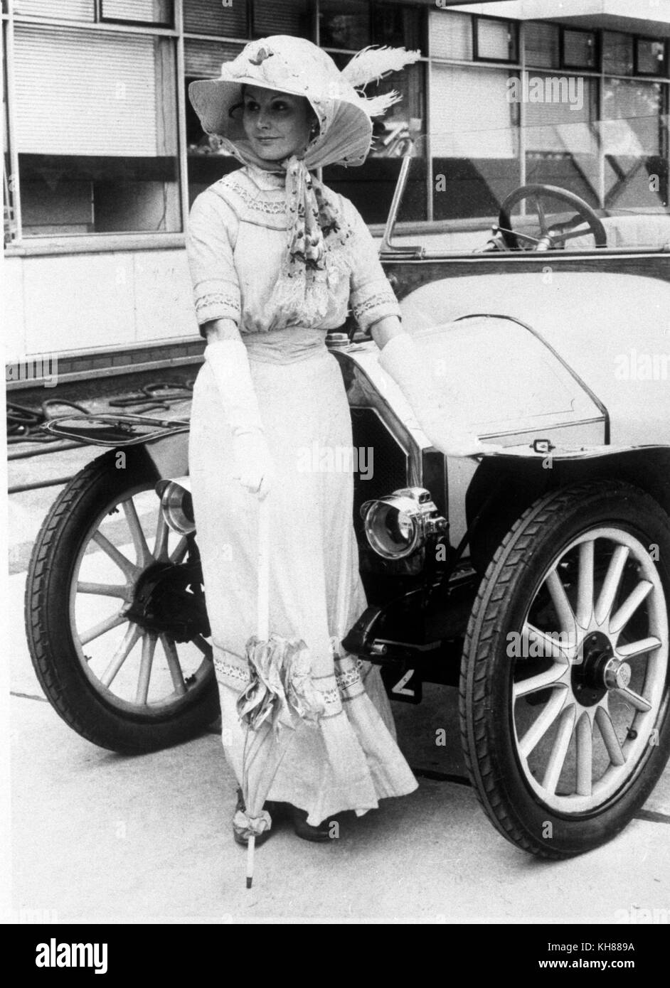 Angela Rippon fa un passo indietro nel tempo per 'Top Gear', il primo di una serie di 10 programmi per interessare tutti gli utenti della strada che viene trasmesso sulla BBC TV giovedì 13 luglio. *PNR Foto Stock