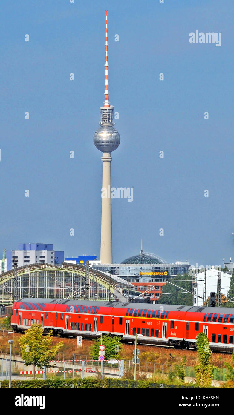 Treno regionale di lasciare la città di Berlino, Germania Foto Stock
