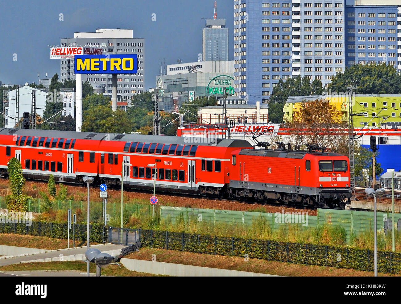 Regio DB treno a lasciare la città di Berlino, Germania Foto Stock