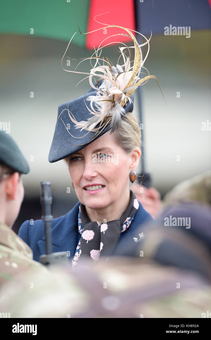 La contessa di Wessex durante una sfilata di ritorno a Bulford Barracks, dove il 5° Battaglione, i Rifles, festeggia il ritorno a casa dopo nove mesi di dispiegamento operativo in Estonia su Op CABRIT a sostegno della NATO Enhanced Forward Presence come gruppo di battaglia principale a fianco delle forze estone, francese e danese. Foto Stock