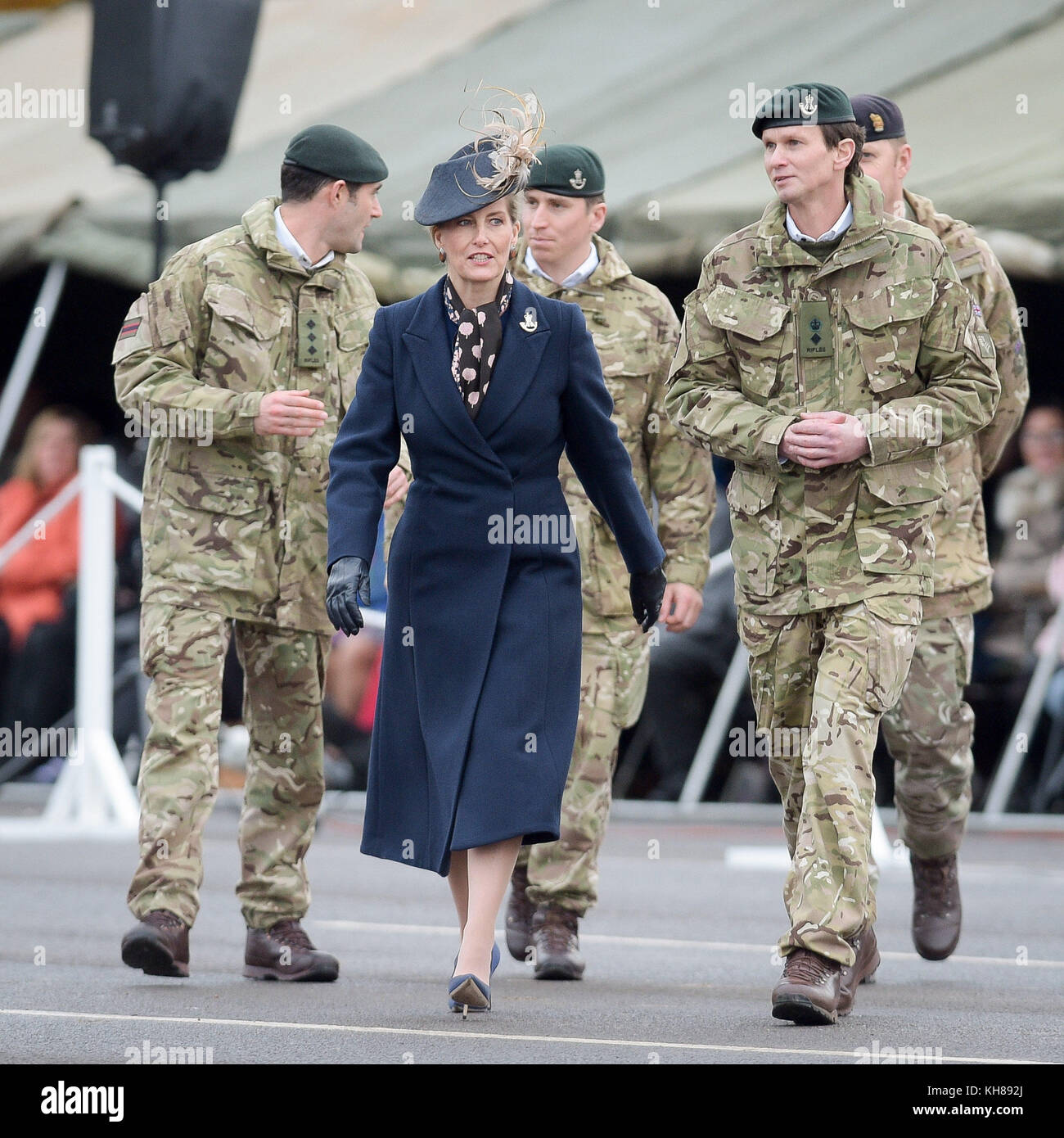 La contessa di Wessex con il comandante il tenente colonnello Andrew Ridland (a destra) durante una parata di ritorno a casa a Bulford Barracks, dove il 5° Battaglione, i fucili, Festeggiano il ritorno a casa dopo nove mesi di dispiegamento operativo in Estonia su Op CABRIT a sostegno della presenza avanzata della NATO come leader del gruppo di battaglia a fianco delle forze estone, francese e danese. Foto Stock