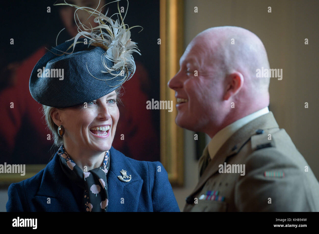 La contessa di Wessex parla al garante ufficiale di seconda classe Shaun Smith dopo averlo presentato con la sua lunga medaglia di servizio e buona condotta durante una parata di ritorno a casa a Bulford Barracks, dove il 5 ° battaglione, i Rifles, Stanno celebrando il ritorno a casa dopo nove mesi di dispiegamento operativo in Estonia su Op CABRIT a sostegno della NATO Enhanced Forward Presence come gruppo di battaglia principale insieme alle forze estone, francese e danese. Foto Stock