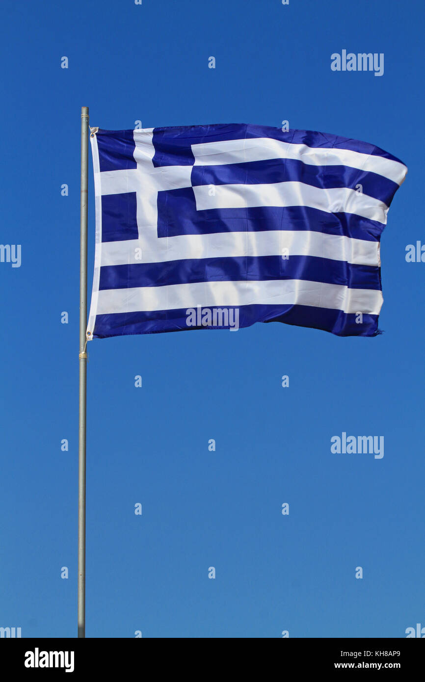 Bandiera della Grecia nel cielo blu. Foto Stock
