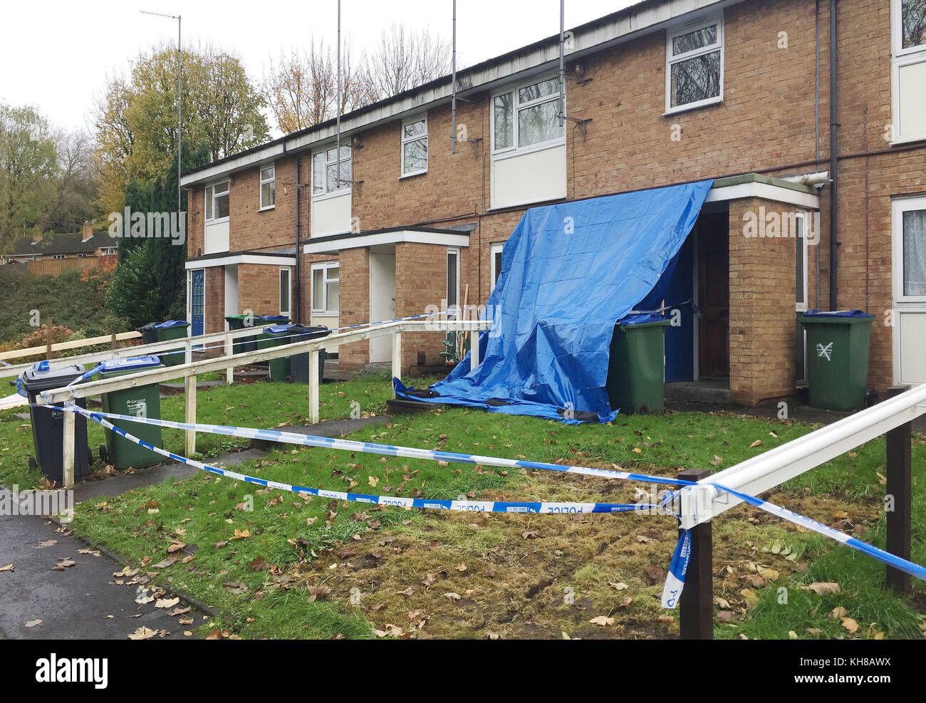 Polizia fuori di una proprietà in Corngreaves Walk, Cradley Heath, West Midlands, dove il corpo di un uomo è stato trovato con ferite fatali pugnali. Foto Stock
