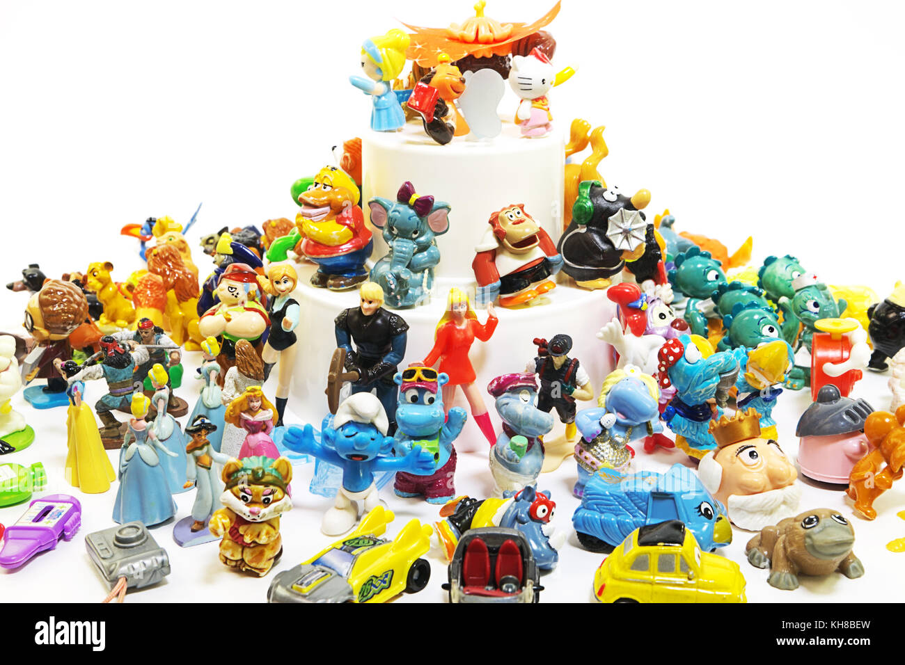 Vecchi giocattoli Kinder Surprise e altri piccoli giocattoli Foto Stock