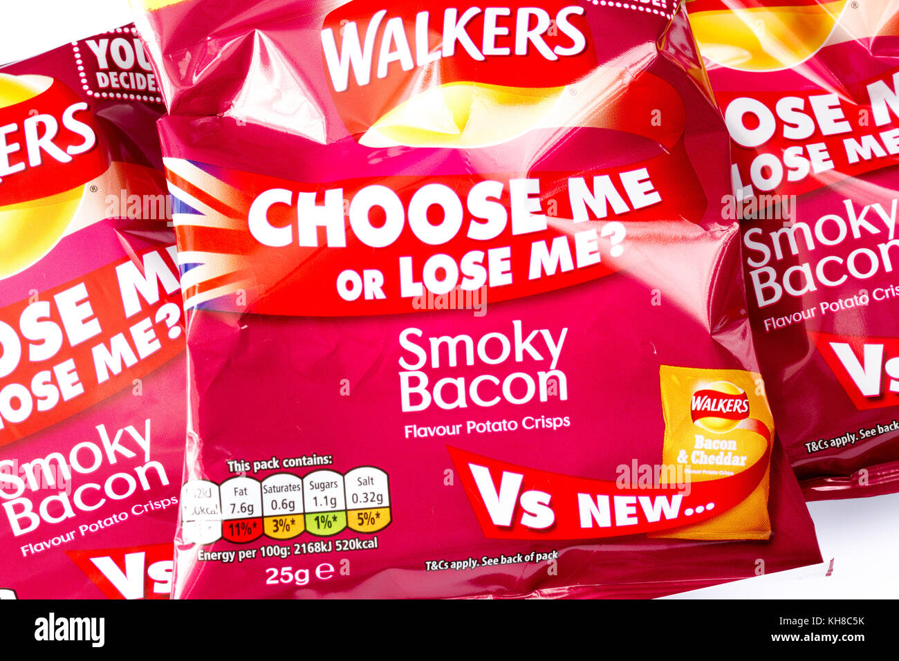 Pacchetti di camminatori bacon affumicato sapore patatine con il "scegliere me o perdere me?' slogan, novembre 2017, Regno Unito Foto Stock