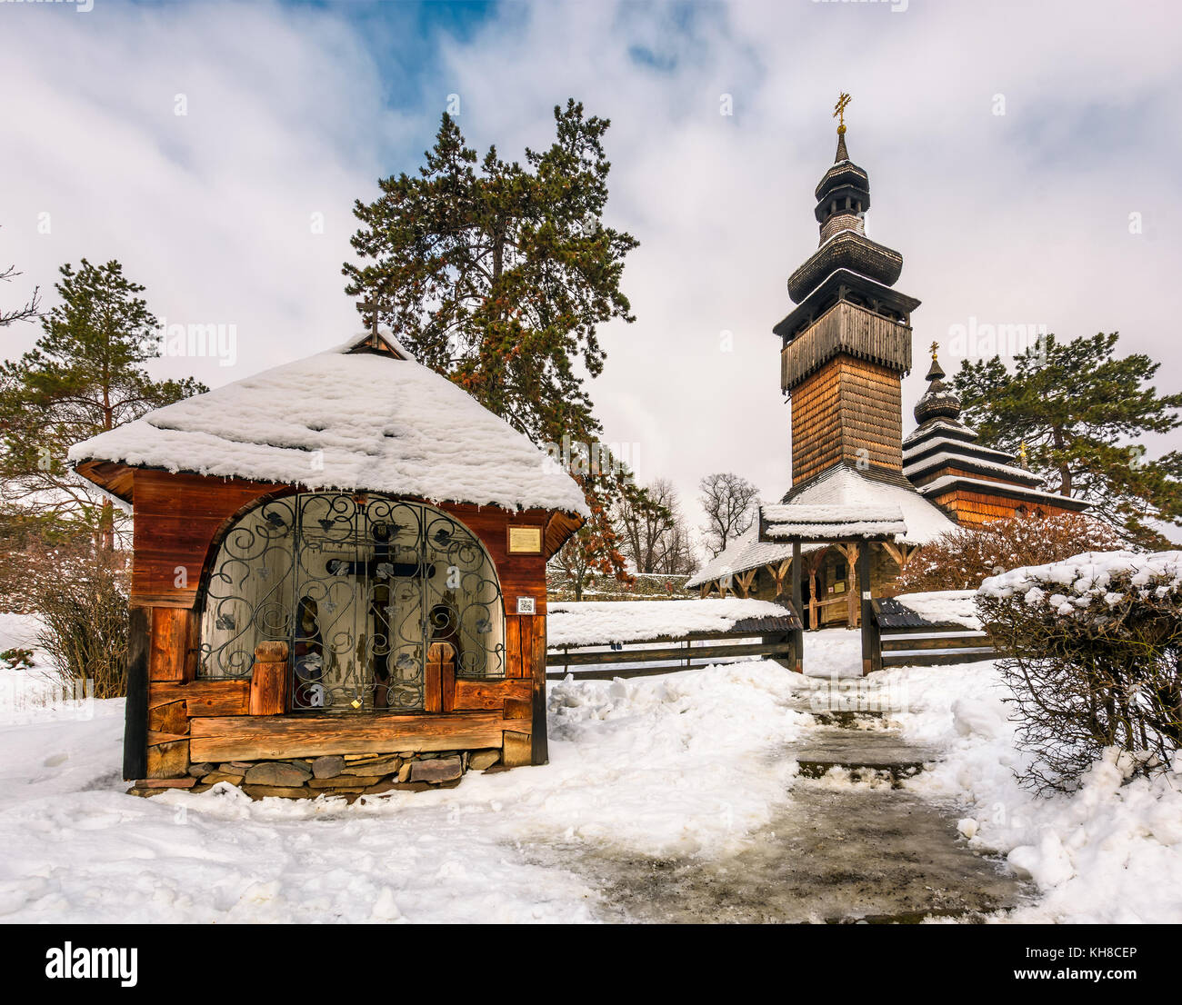 Ortodossa vecchia chiesa di legno in inverno. ubicazione museo di architettura popolare e la vita, uzhgorod. Foto Stock