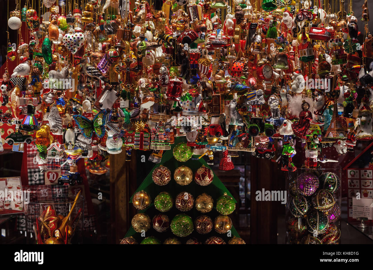 Mazzetto di ornamenti natale nella vetrina di un negozio, vari dettagli colorati. Foto Stock