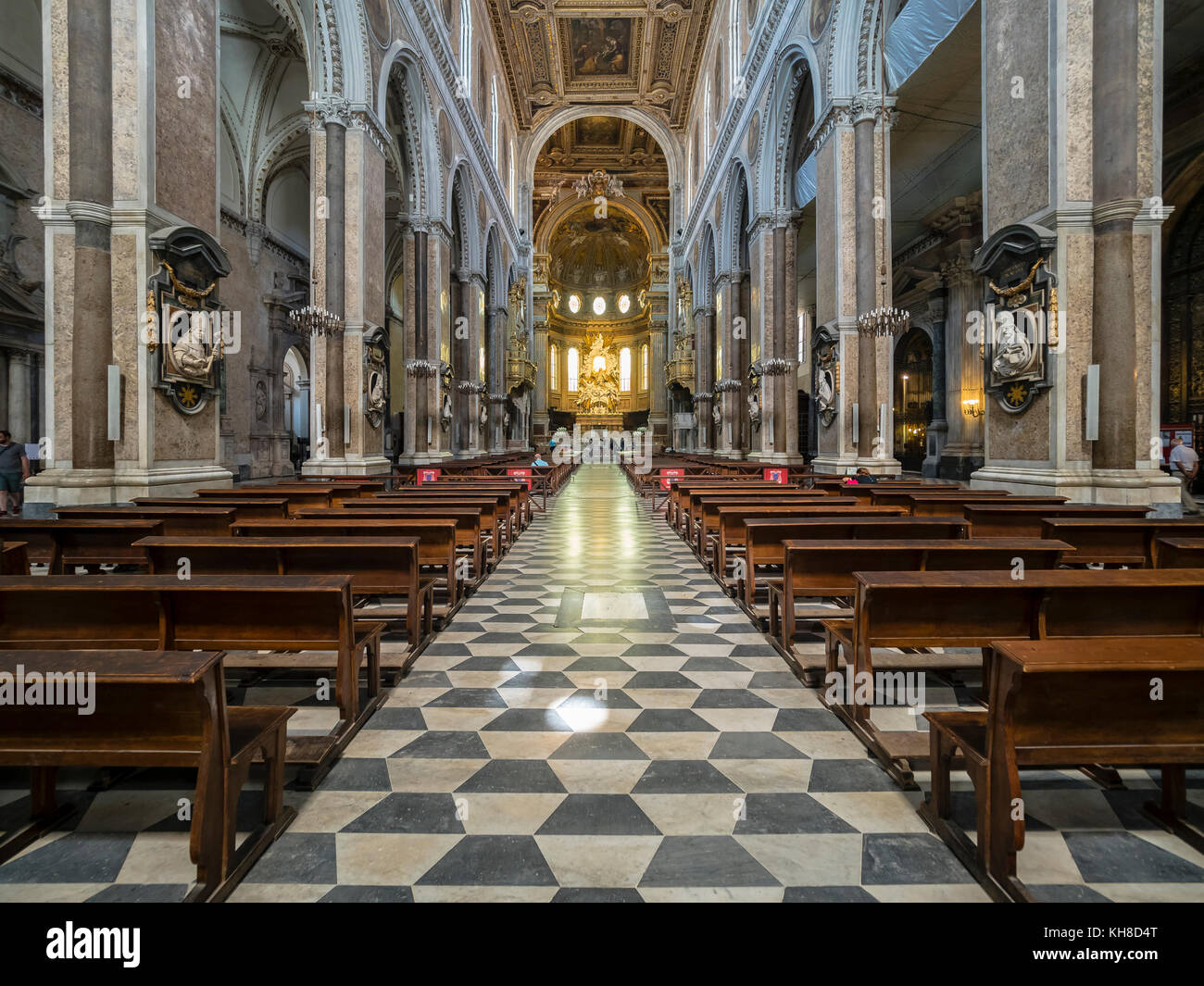 Il duomo di napoli e alla cappella di san gennaroi presso la piazzetta  gulia del duomo, Napoli, campania, Italy Foto stock - Alamy