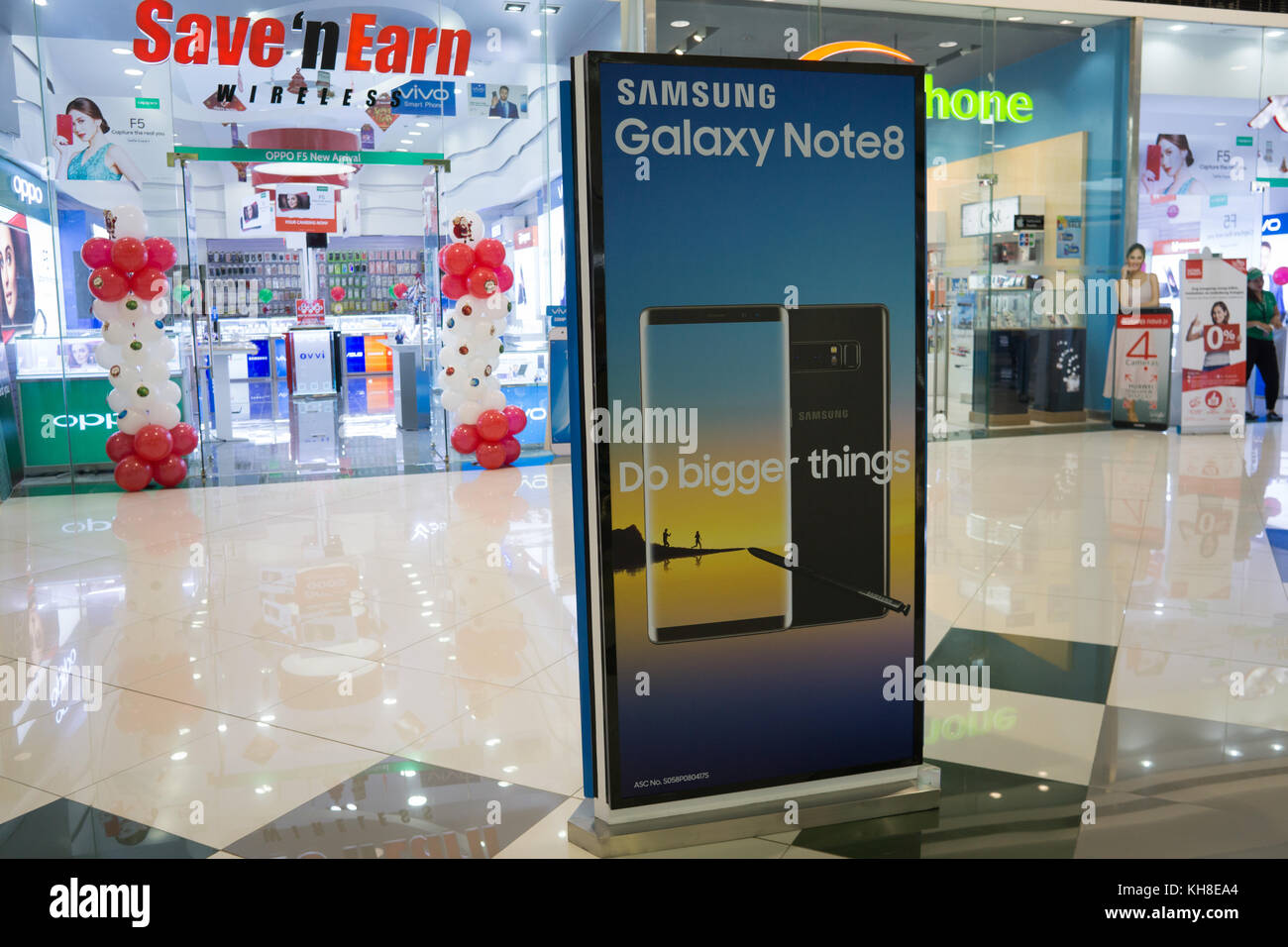 Un bllboard che fa pubblicità alla Samsung Galaxy Note 8 all'interno di SM Seaside Mall, Cebu City, Filippine. Foto Stock
