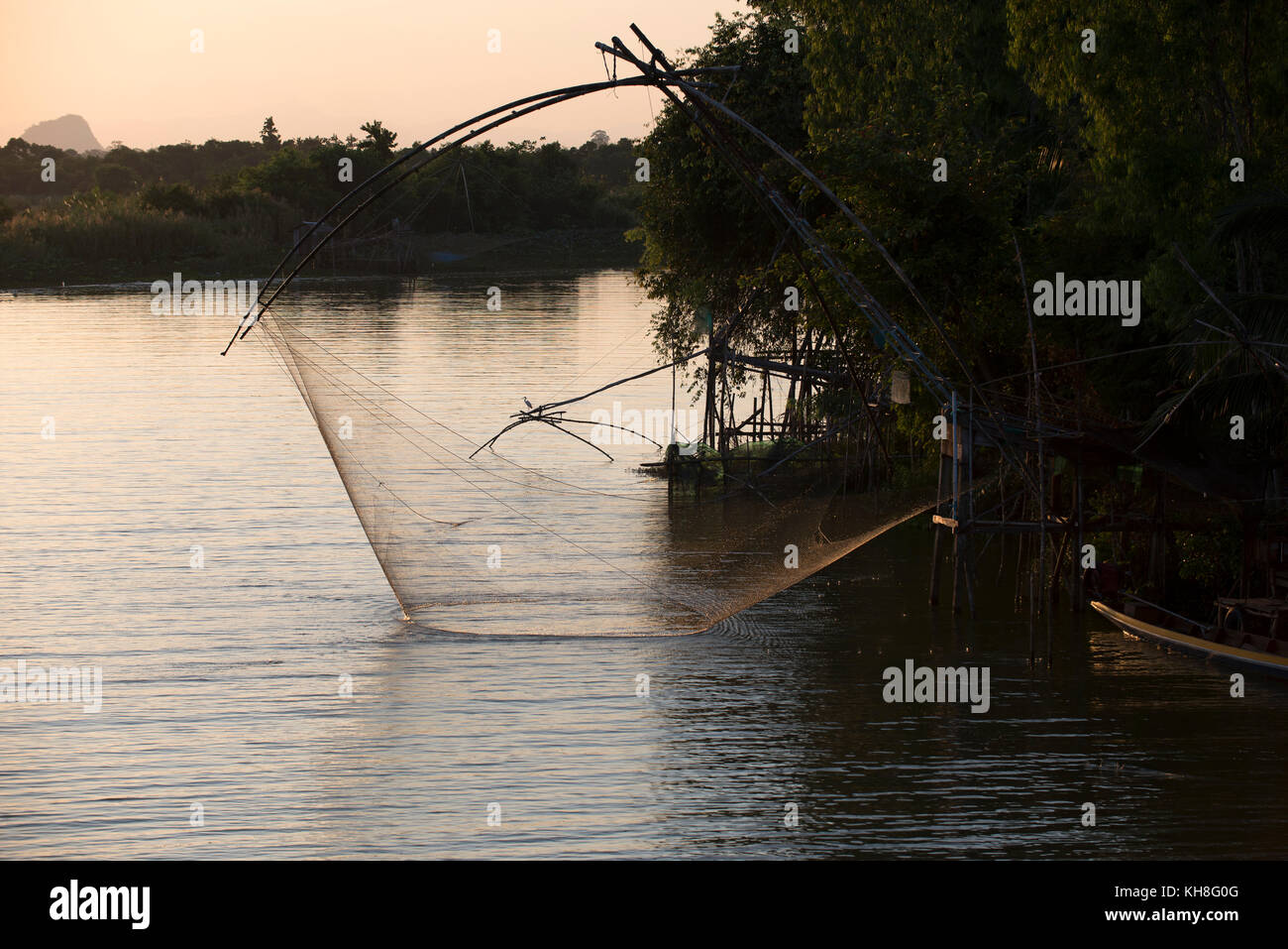 Thailandia, phatthalung, shore-sollevamento azionato net, sul tramonto // pêche au carrelet, coucher du soleil, sud thaïlande.Caption locale *** attività umana Foto Stock