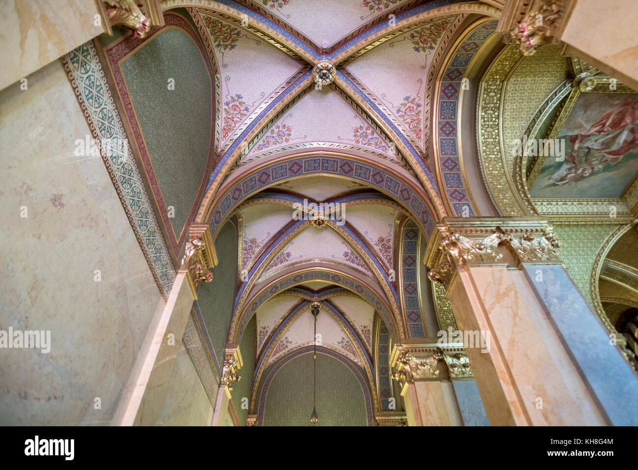 L'immagine orizzontale di uno dei tanti lunghi corridoi all'interno del Parlamento, a Budapest, humgary Foto Stock