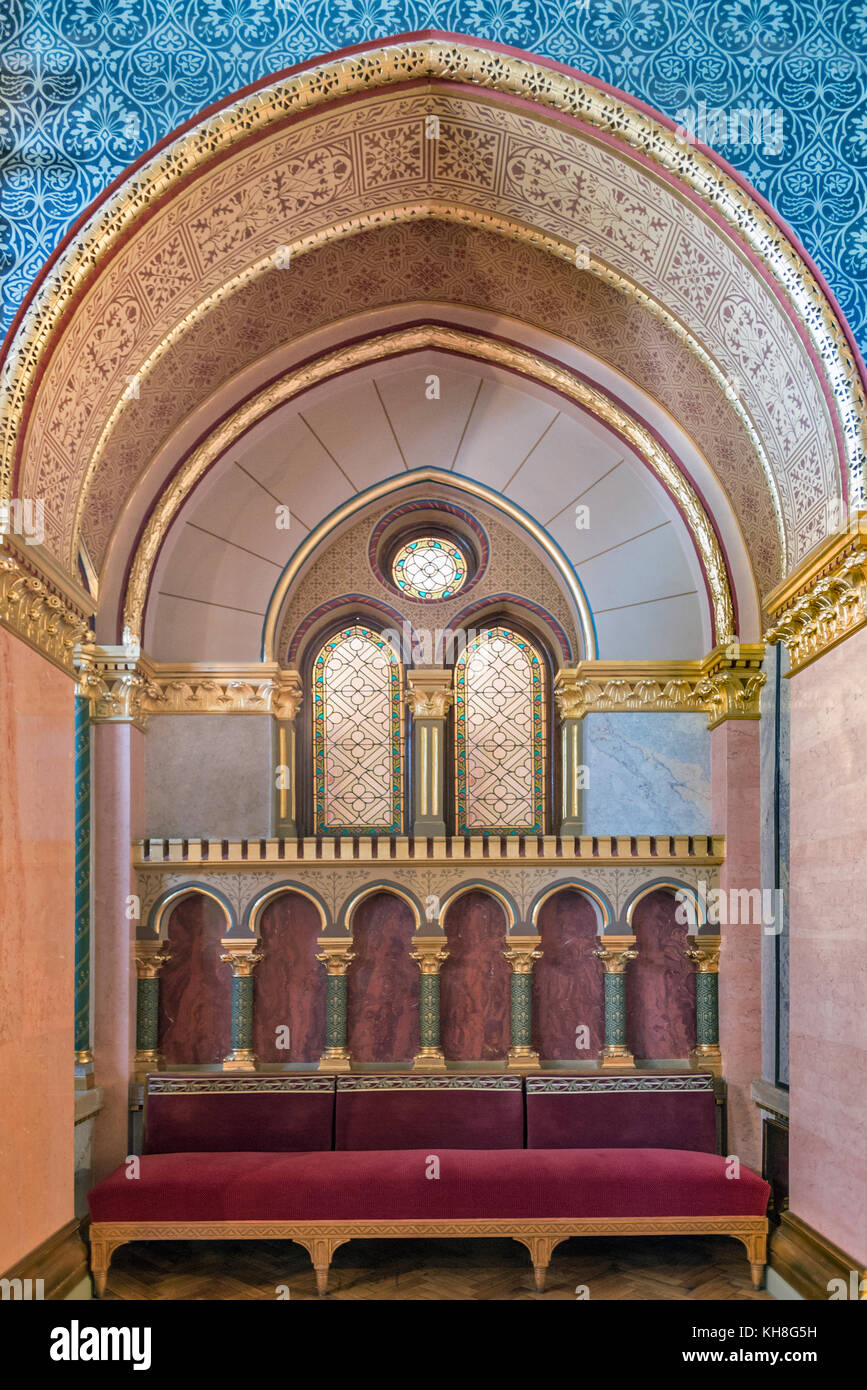 L'immagine verticale di uno dei tanti lunghi corridoi all'interno del Parlamento, a Budapest, humgary Foto Stock