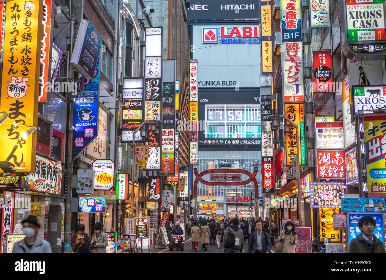 Giappone Tokyo city,quartiere di Shinjuku,kabukicho distretto di notte.Caption locale *** Architettura, colorati, colori, intrattenimento, Giappone, luci, sh Foto Stock