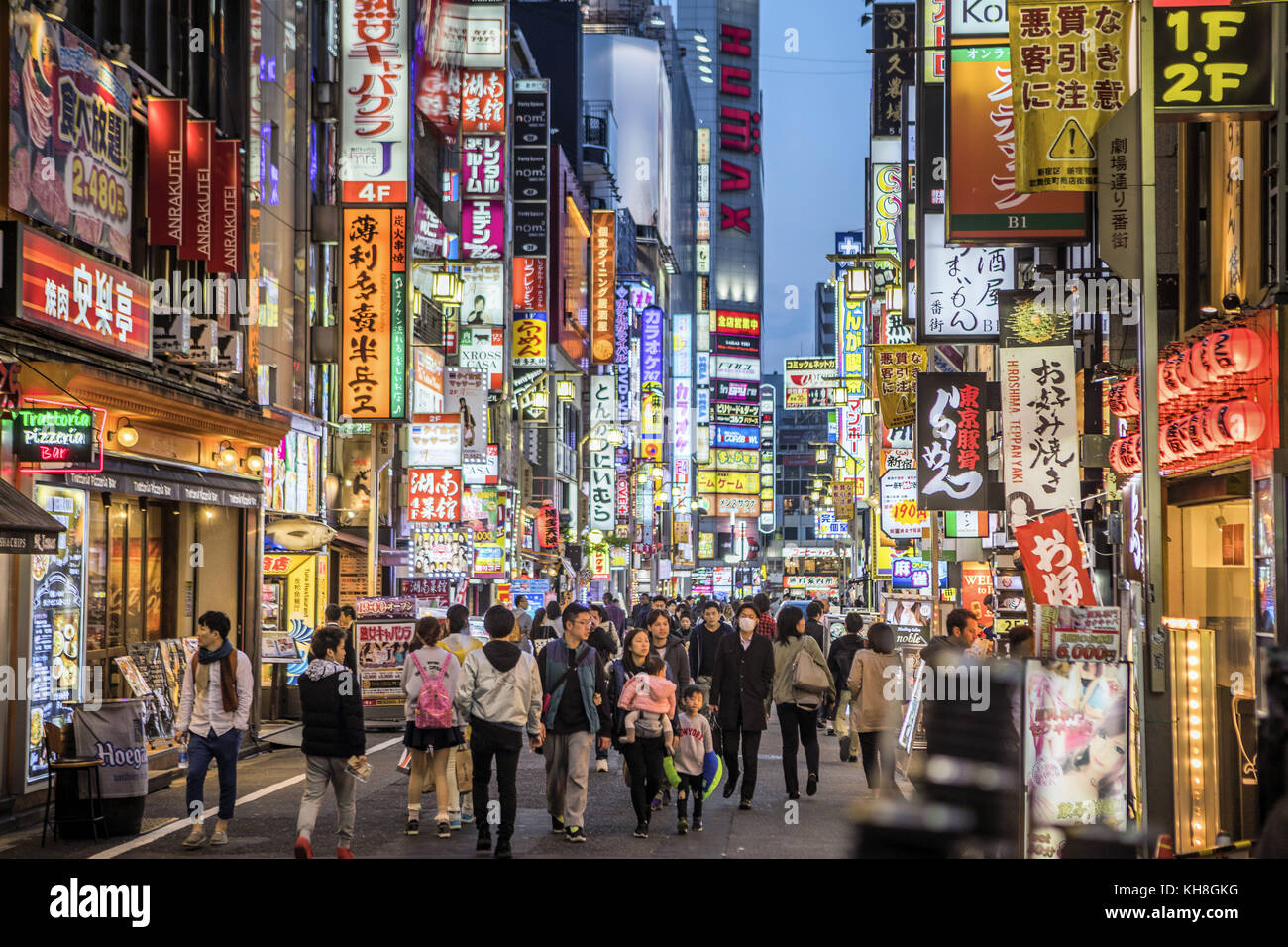 Giappone Tokyo city,quartiere di Shinjuku,kabukicho distretto di notte.Caption locale *** Architettura, colorati, colori, intrattenimento, Giappone, luci, sh Foto Stock