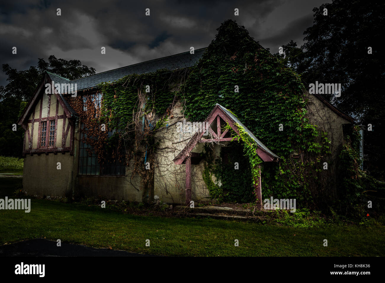 Abbandonato spooky scuola per ragazze Foto Stock