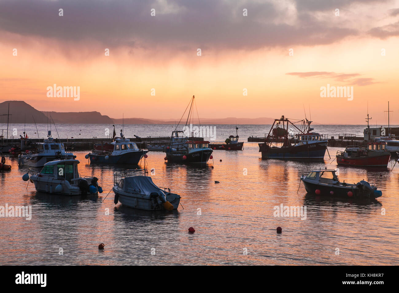 Alba sul porto a Lyme Regis nel Dorset, Regno Unito. Foto Stock