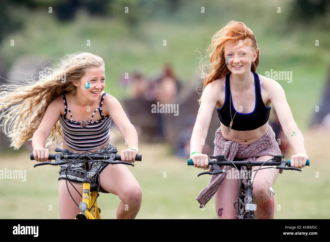 I giovani la bicicletta vicino al cerchio di pietre a Glastonbury 2017 Foto Stock