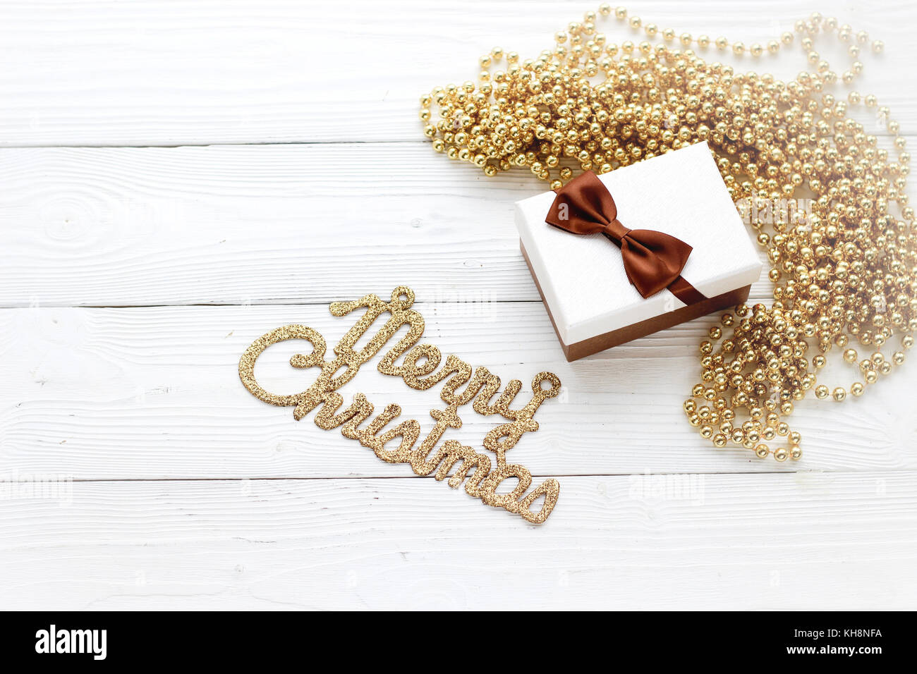 Holiday decorazioni, confezione regalo, perline e iscrizione Foto Stock