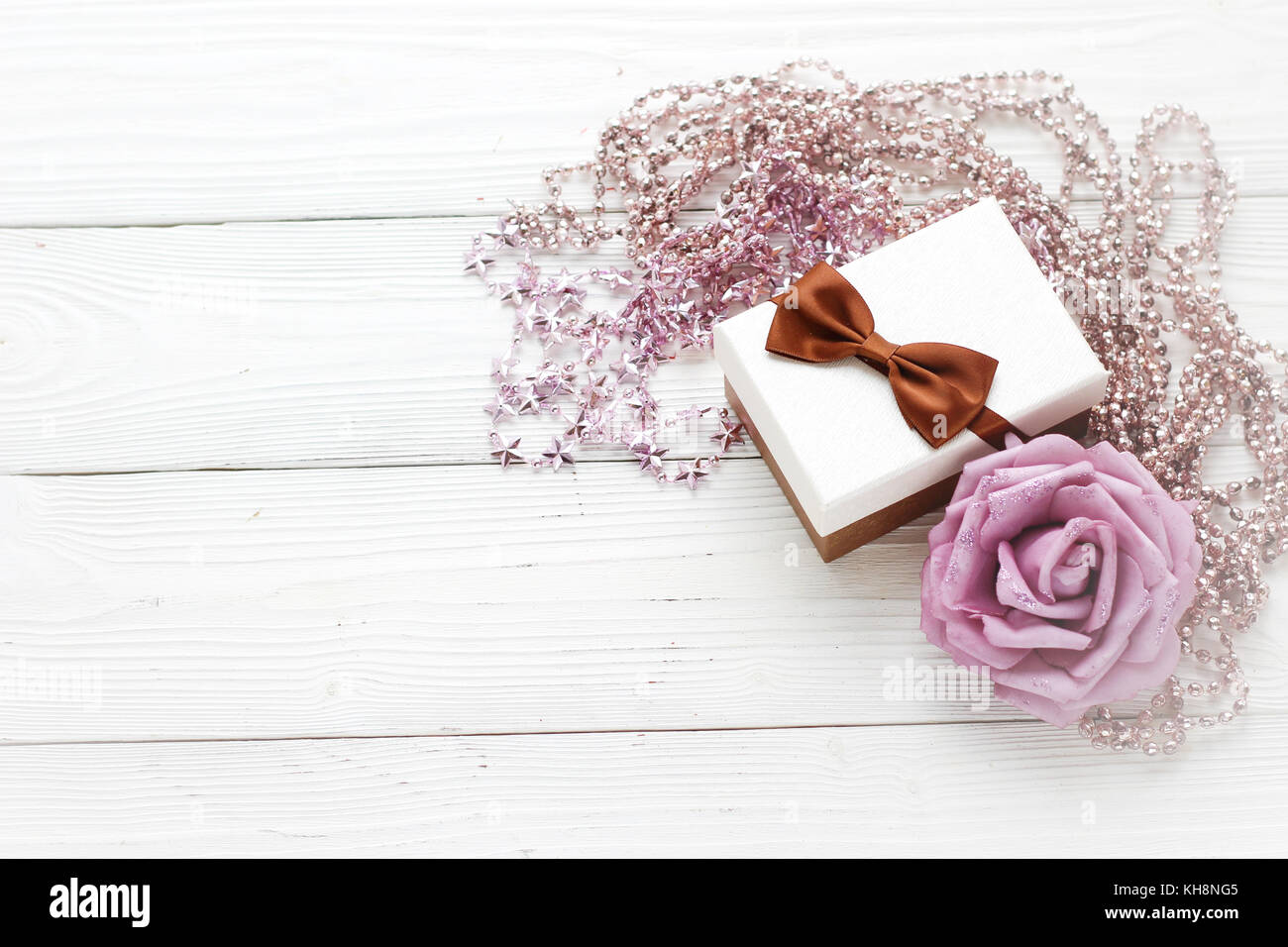 Holiday decorazioni, confezione regalo, perline e fiori artificiali Foto Stock