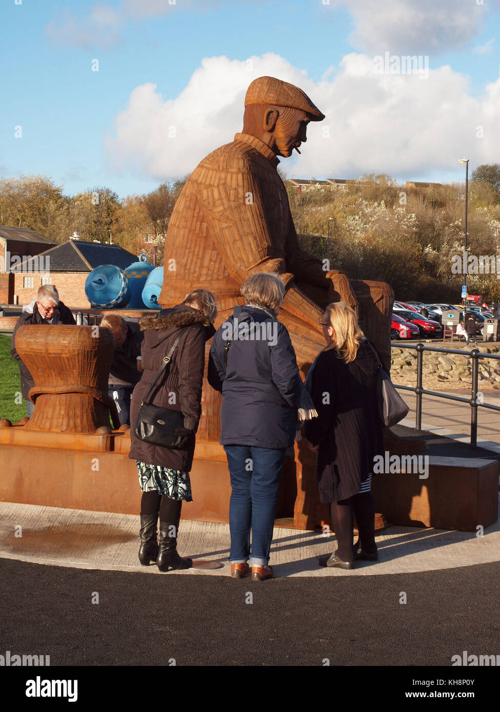 Questa simbolica statua rappresenta la perdita di vite umane dei pescatori di north shields porto di pesca nel nord-est dell' Inghilterra. Foto Stock