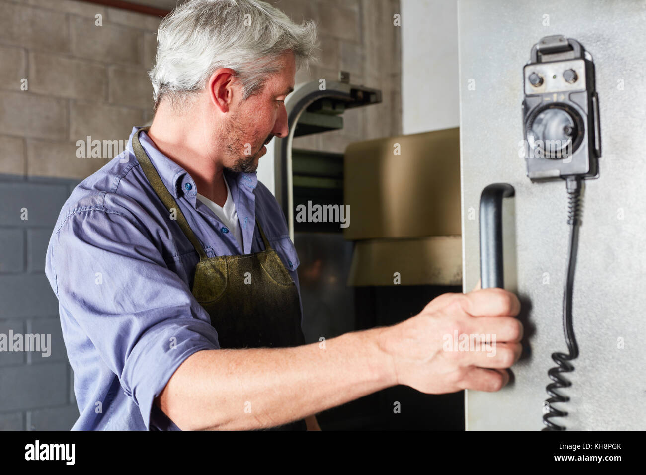 Collare blu lavoratore con macchina utensile fabbricazione con macchine cnc Foto Stock