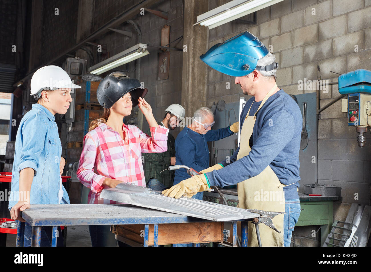 Le donne nella saldatura lezione di apprendistato nel laboratorio di metallurgia Foto Stock