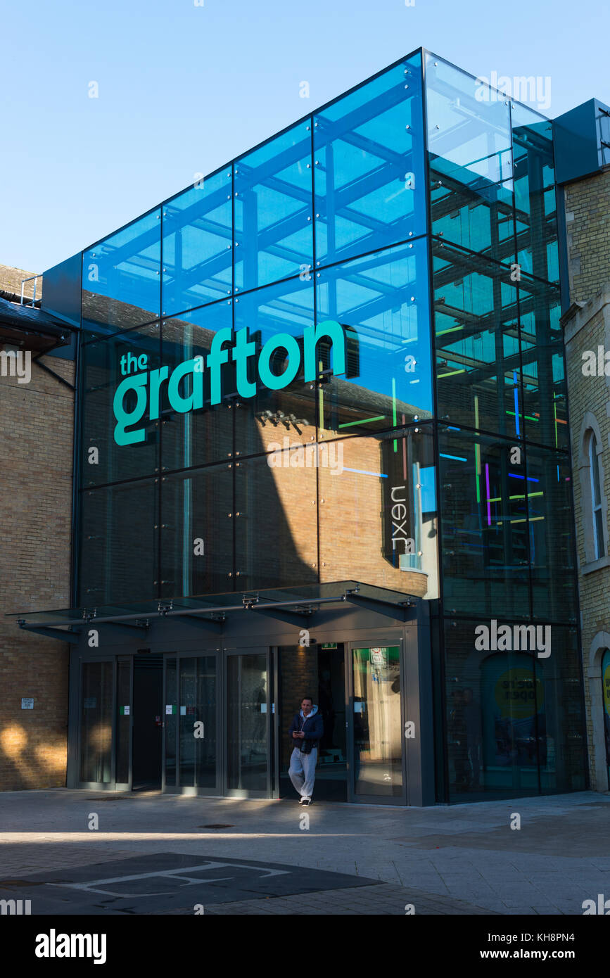 Il rinnovato Grafton shopping center con la nuova entrata di vetro. Cambridge, Inghilterra, Regno Unito. Foto Stock