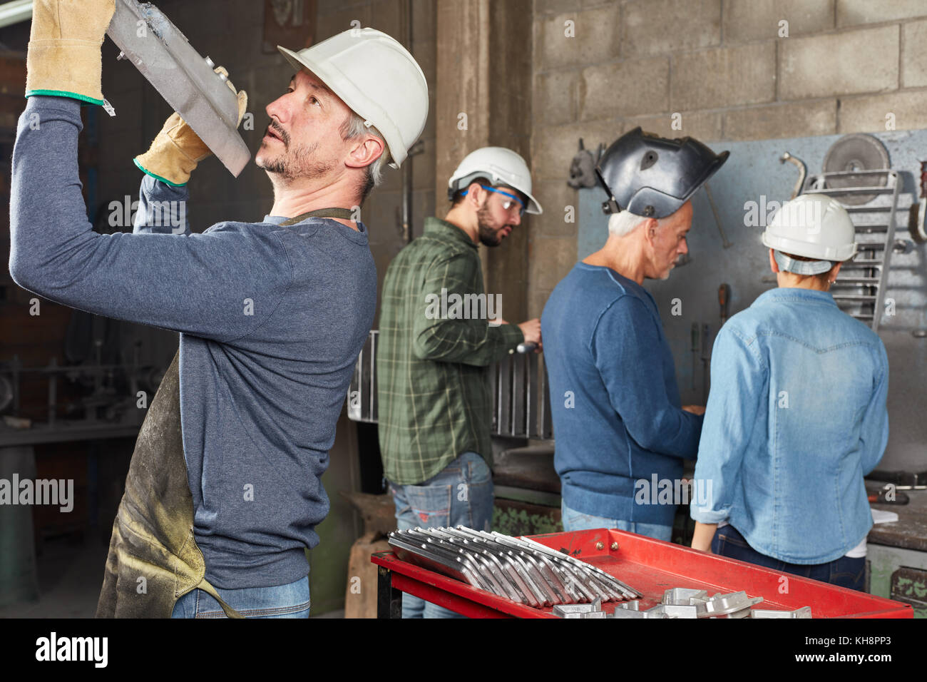 Lavoratore del settore controllo componente di metallurgia produzione in fabbrica Foto Stock