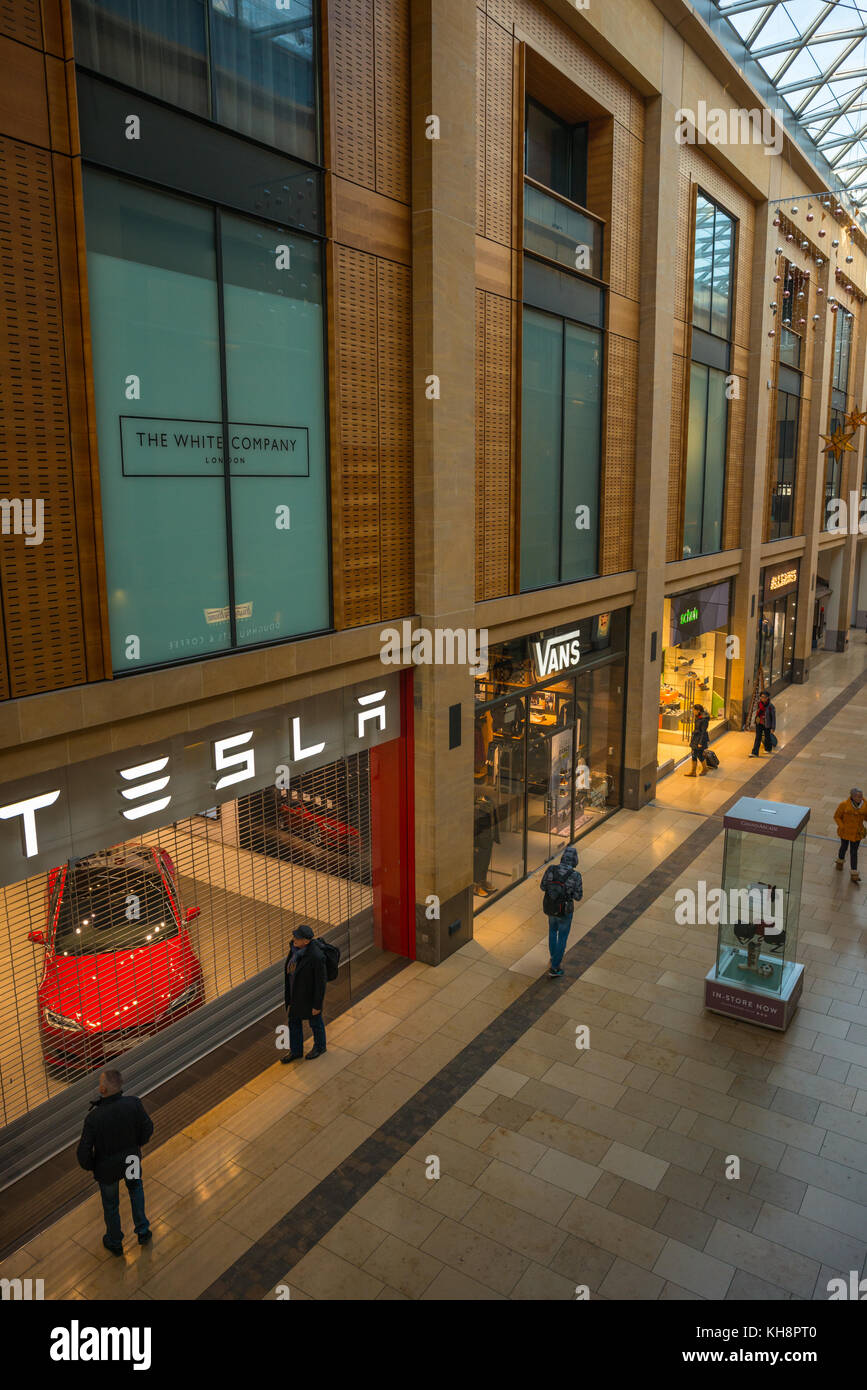 Il Grand Arcade shopping center con Tesla car showroom a Cambridge, in Inghilterra, Regno Unito. Foto Stock