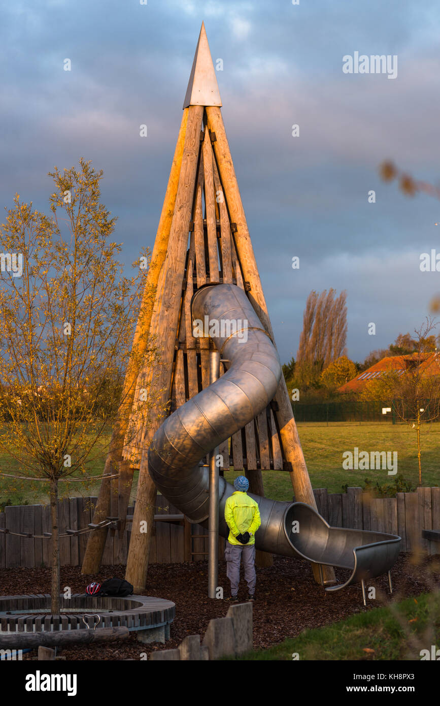 Nuovo della città di Cambridge Eddington distretto è in fase di costruzione con un parco giochi per bambini. Cambridgeshire, England, Regno Unito Foto Stock