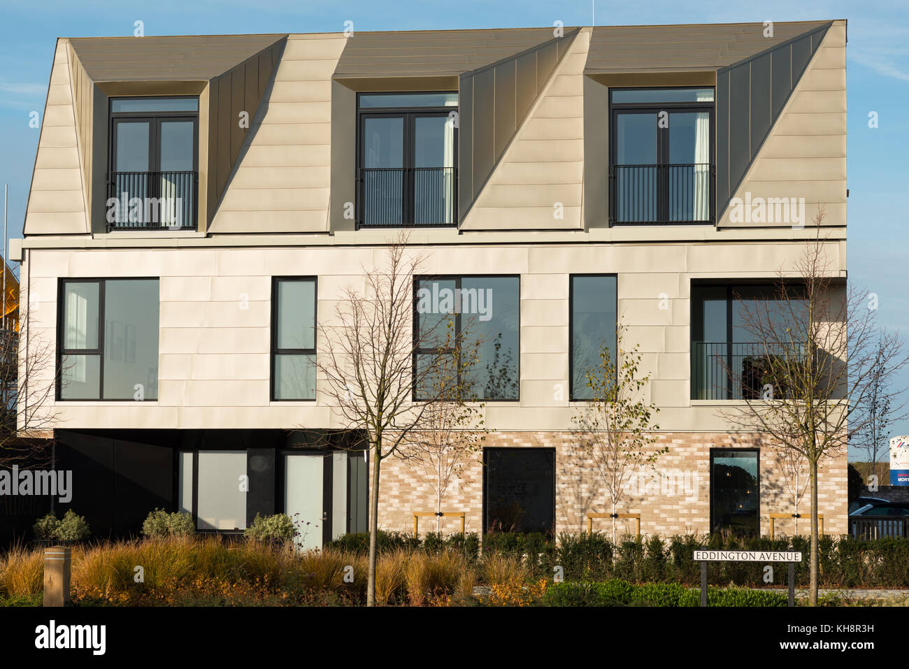 Residenziale nuovo alloggiamento essendo costruita all interno del nuovo quartiere di Eddington nel nord ovest di Cambridge. Cambridgeshire, Inghilterra, Regno Unito. Foto Stock