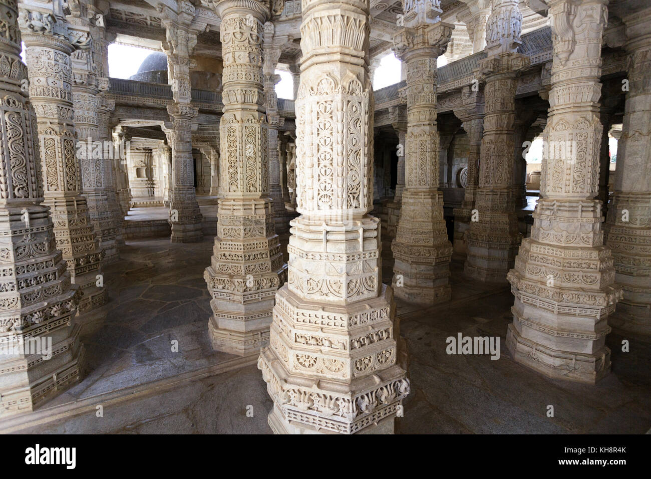 Pilastri in tempio Jain Ranakpur, Rajasthan, India. Foto Stock