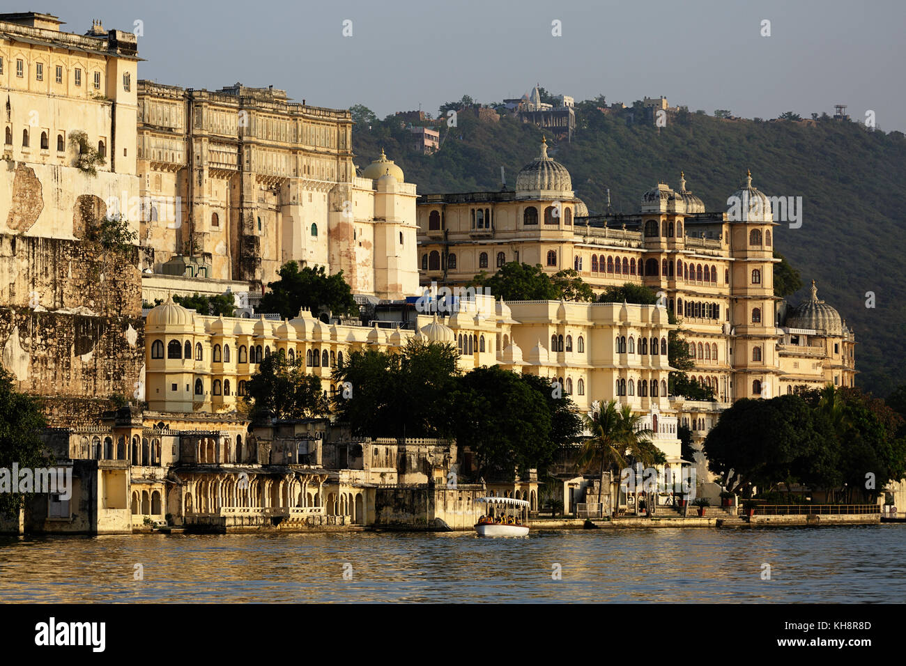 Lago Pichola e il palazzo della città vista a la città bianca di Udaipur, Rajasthan, India. Foto Stock