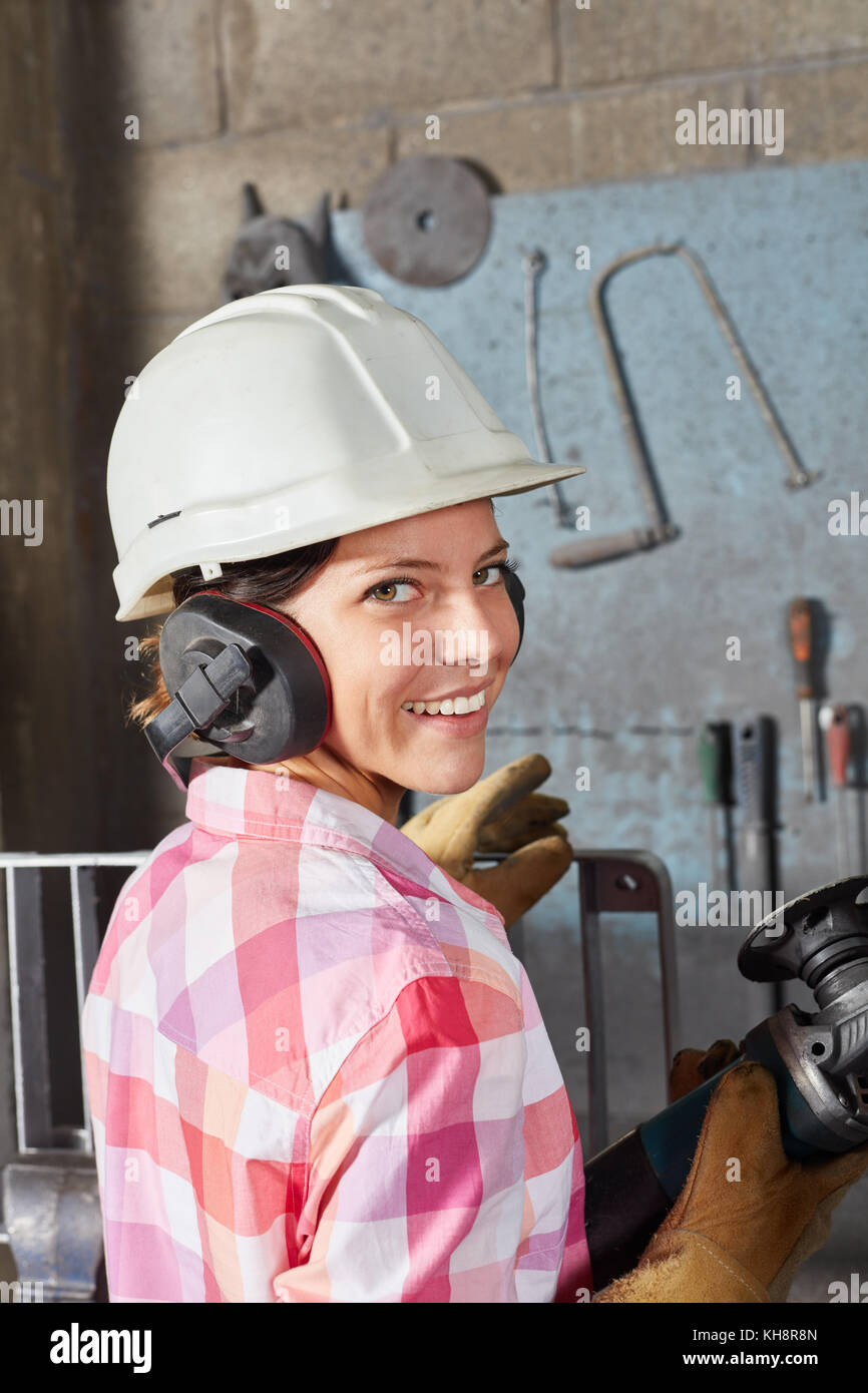 La donna come collare blu lavoratore apprendista con la protezione del lavoro Foto Stock