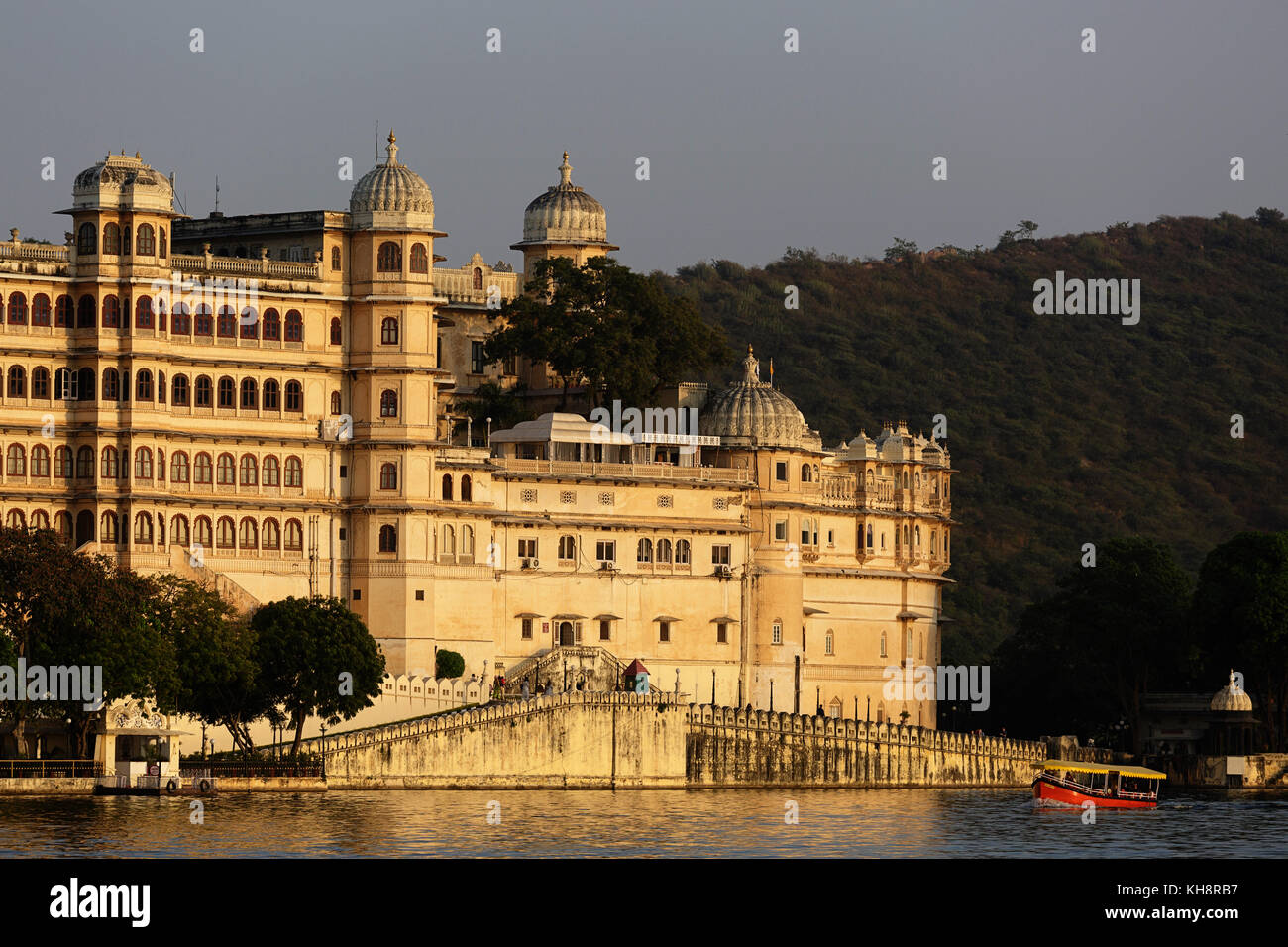 Lago Pichola e il palazzo della città vista a la città bianca di Udaipur, Rajasthan, India. Foto Stock