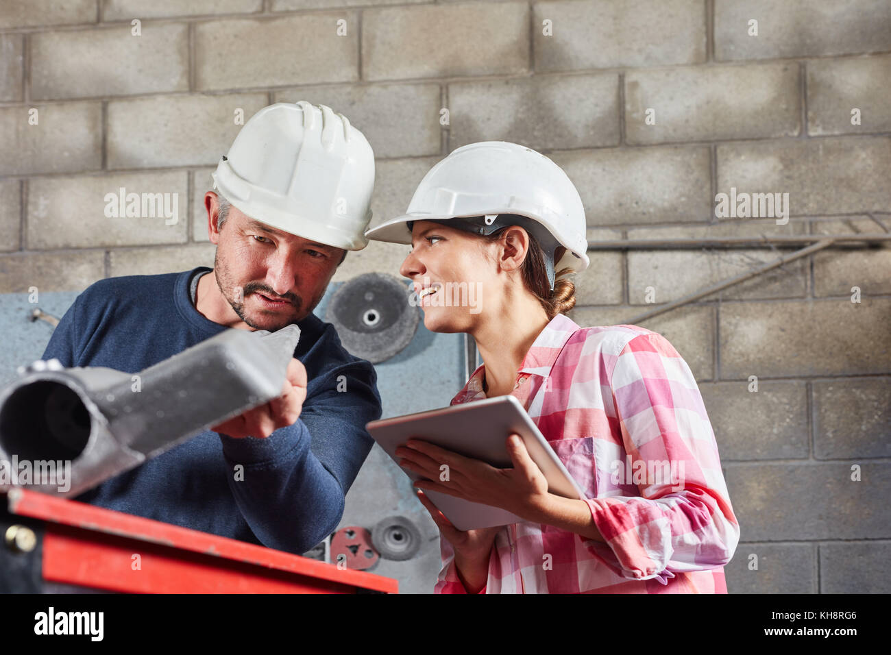 Un artigiano e lavoro artigianale in cooperazione e controllo della produzione Foto Stock