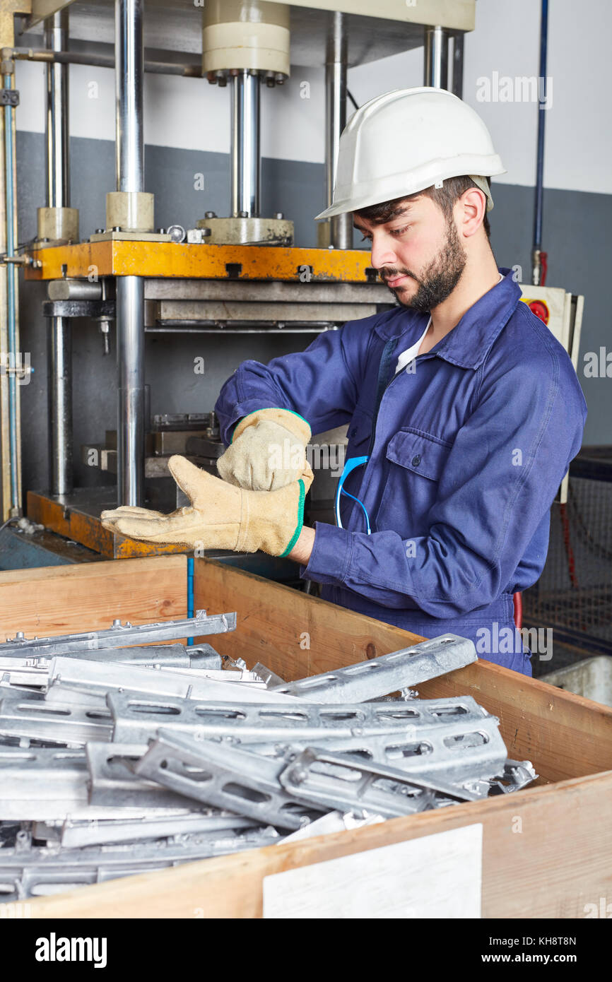 L uomo in quanto lavoratore metalmeccanico in officina di metallurgia Foto Stock