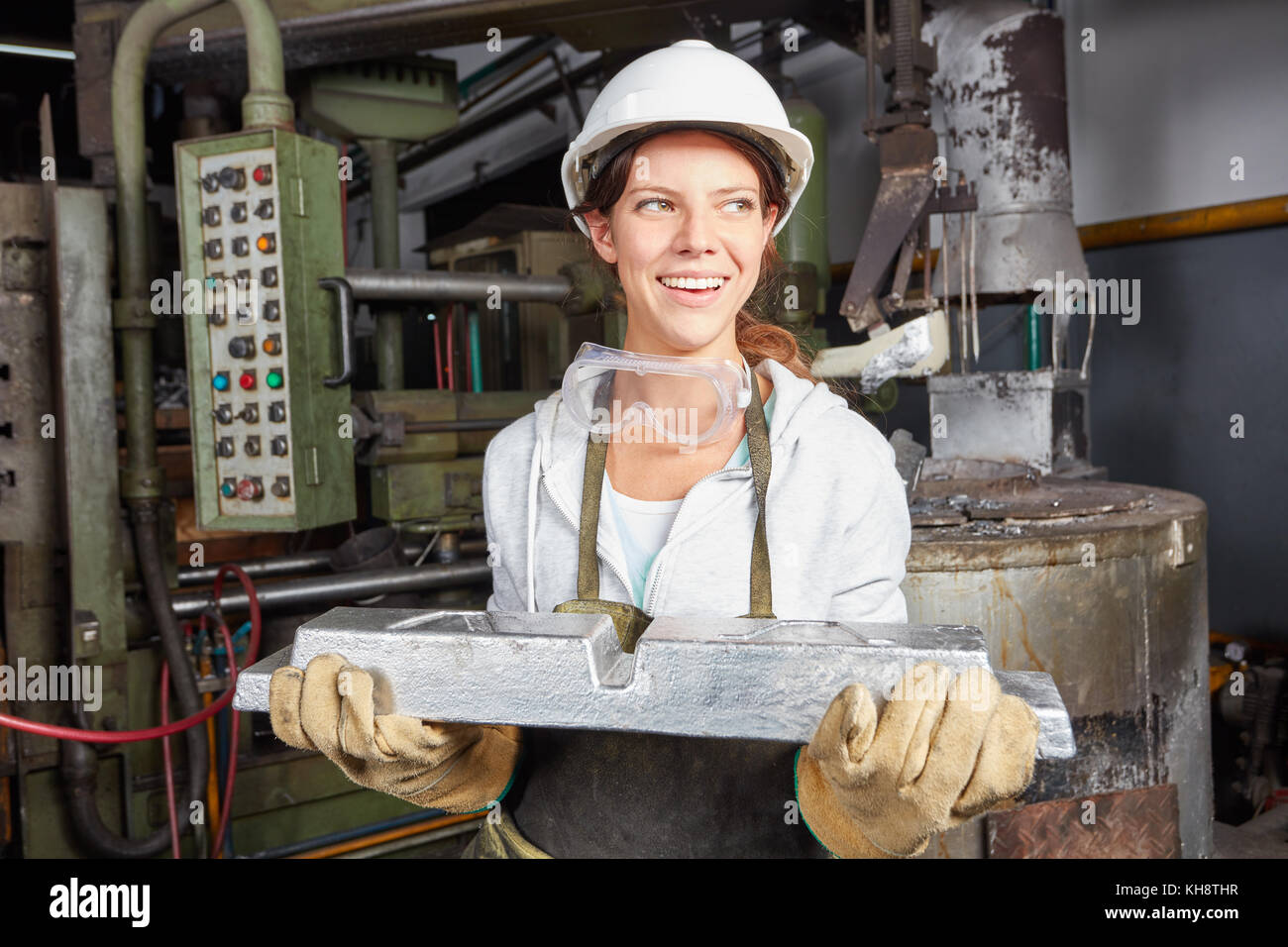 La donna come lavoratore fare acciaio Produzione controllo qualità Foto Stock