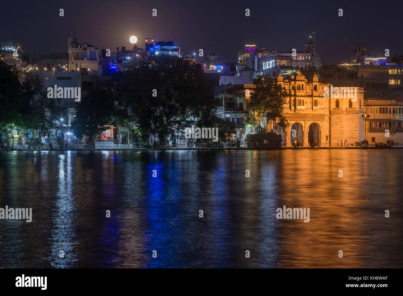 Luna piena sopra la gangaur ghat dal lago Pichola, Udaipur, Rajasthan, India Foto Stock