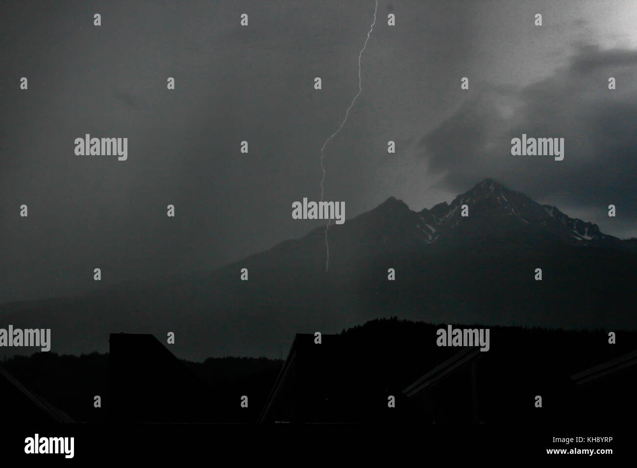 Fulmini sulle alpi, Tirolo, Austria Foto Stock