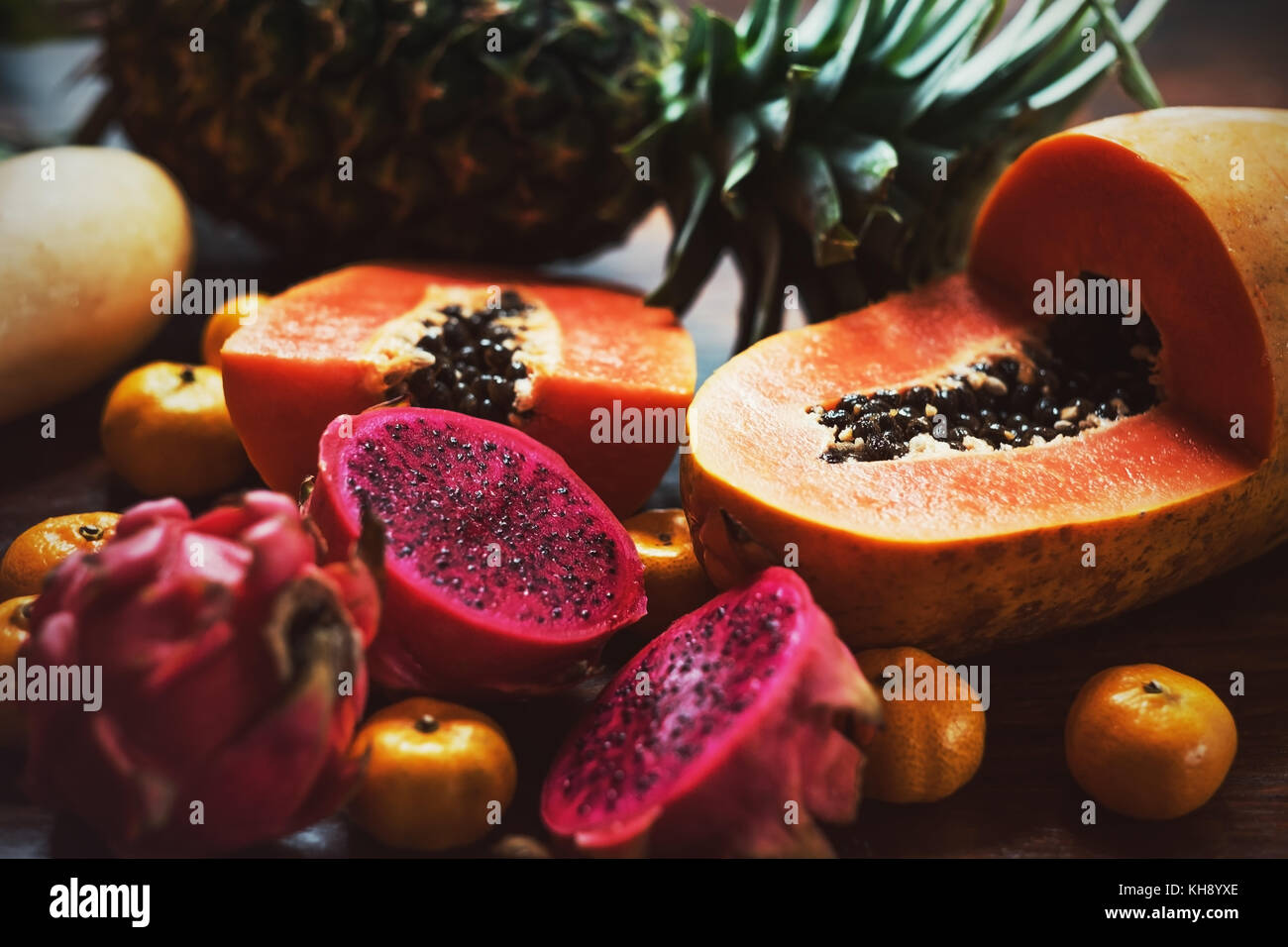 Succosa frutta esotica. Ananas, papaya, mango, dragon frutta sul tavolo pronti a mangiare Foto Stock