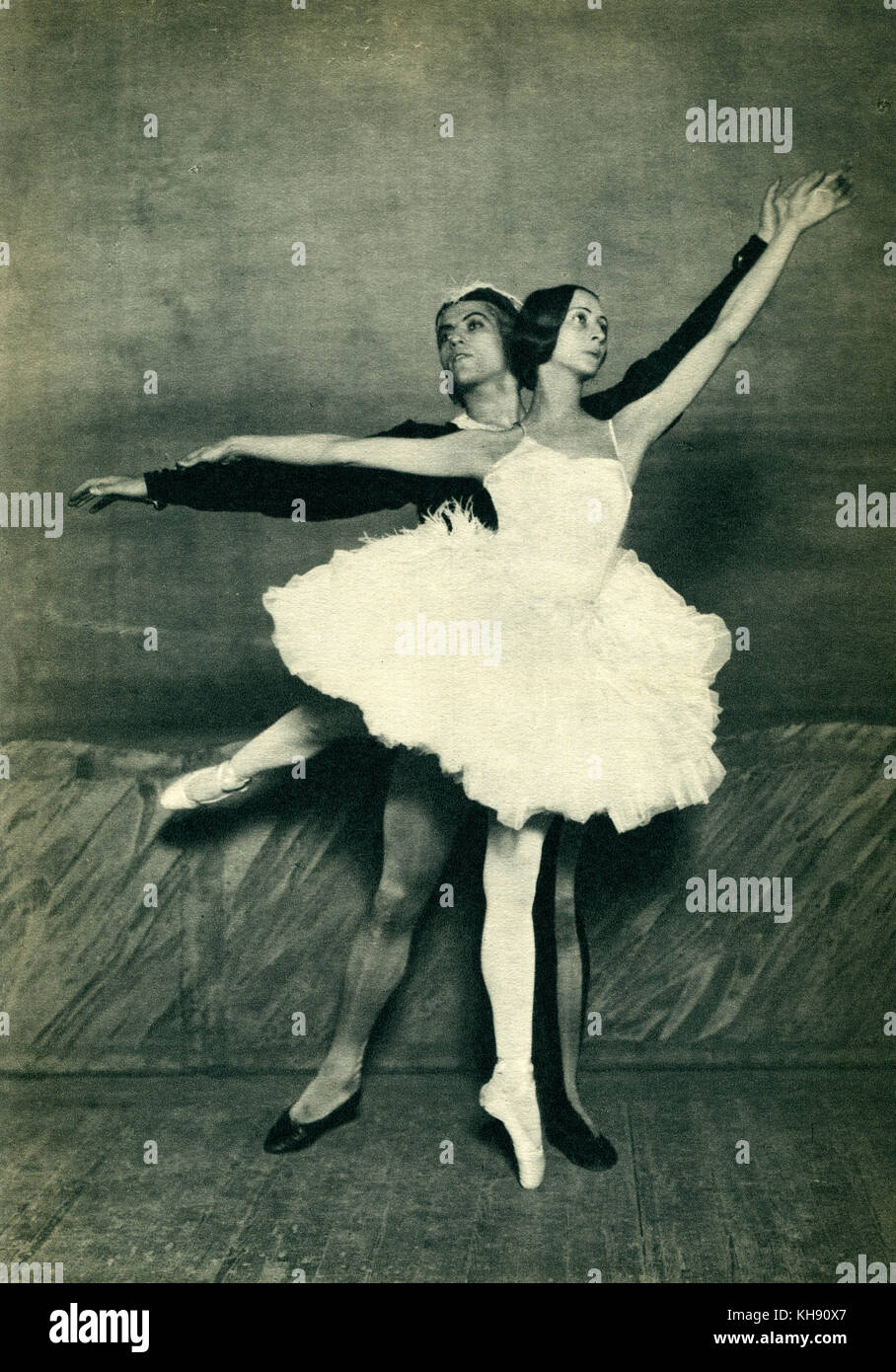 Olga Spessivtzeva e Serge Lifar in Swan Lake (Le Lac des Cygnes) di Tchaikovsky. OS: Russo ballerina, 18 Luglio 1895 - 16 settembre 1991.SL: francese ballerina e coreografa di origine ucraina, 15 Aprile 1905 - 15 dicembre 1986. PT: Il compositore russo, 7 maggio 1840 - 6 novembre 1893. Foto Stock