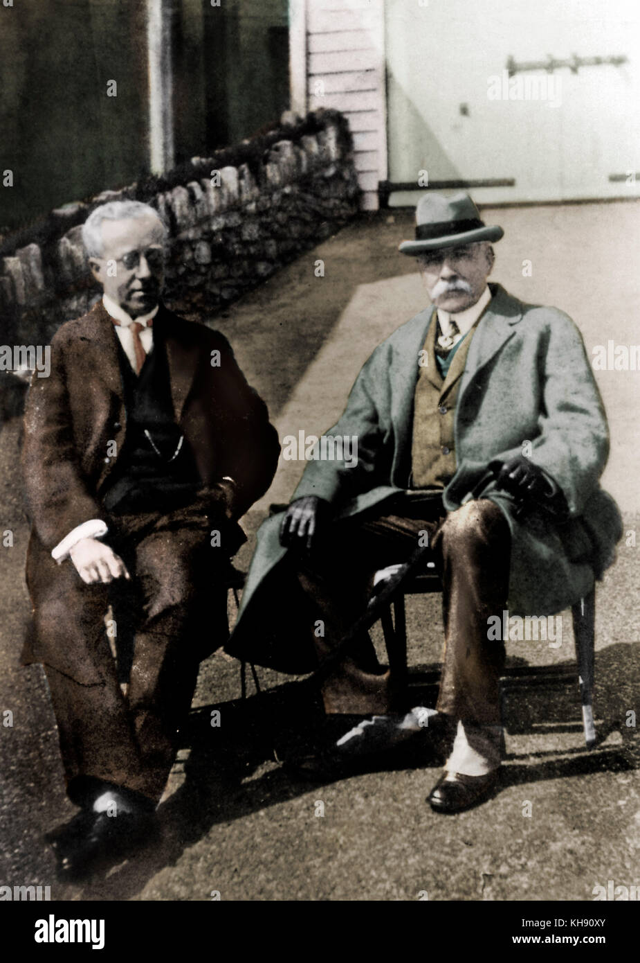 Edward Elgar con Gustav Holst c. 1921. E.E. 1857-1934 - compositore inglese. G.H. 1874-1934 - compositore inglese svedese di discesa. Foto Stock
