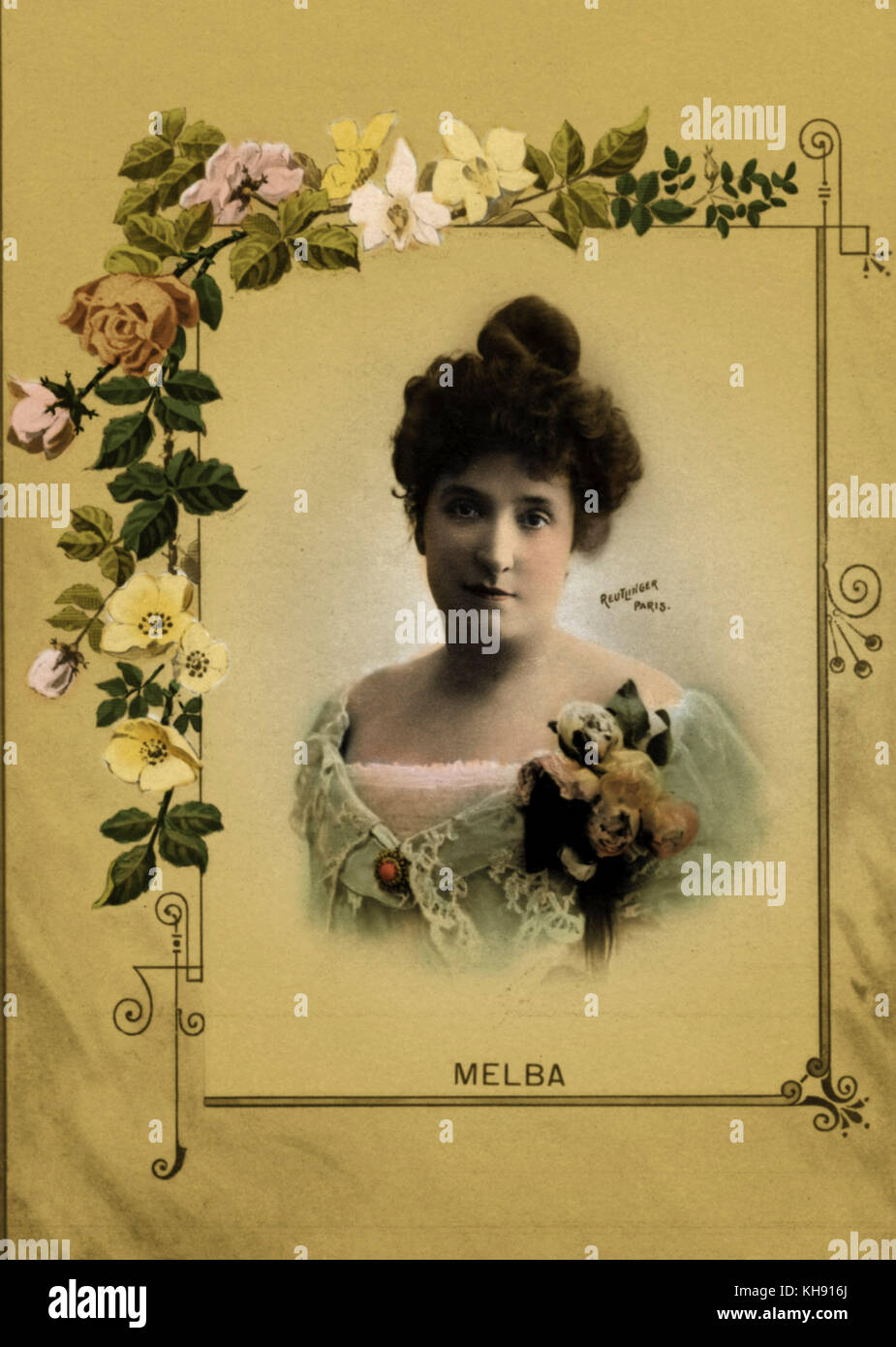 Nellie Melba e soprano australiano, 19 maggio 1861 - 23 febbraio 1931. Ritratto circondato da decoro floreale. Reutlinger, Parigi Foto Stock