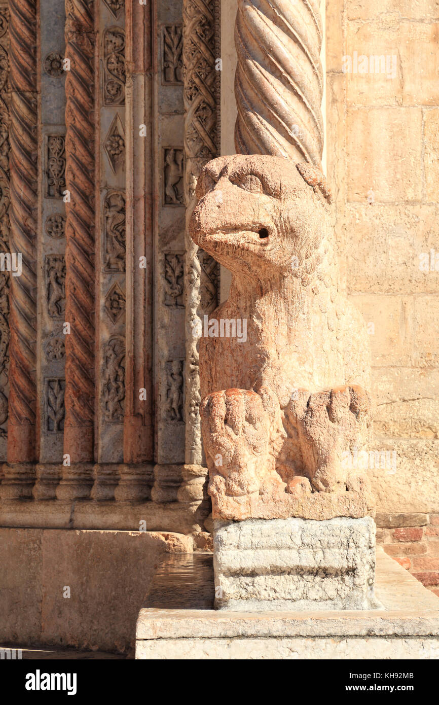 Griffin di marmo di Verona all ingresso della Cattedrale Foto Stock